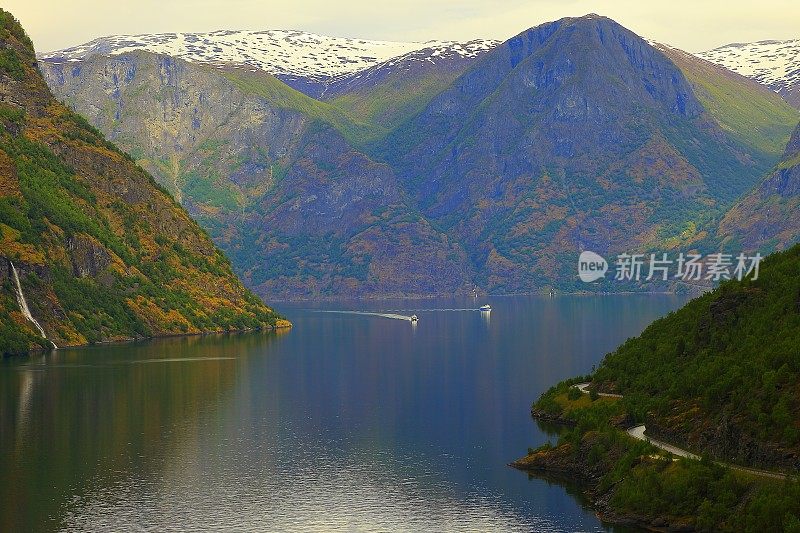 田园诗般的峡湾景观全景，戏剧性的日出，挪威，斯堪的纳维亚