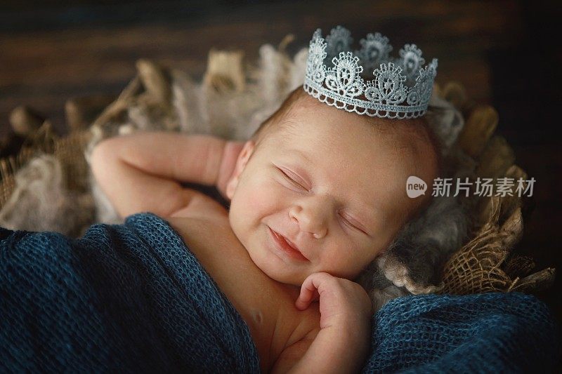 戴着皇冠的新生男婴