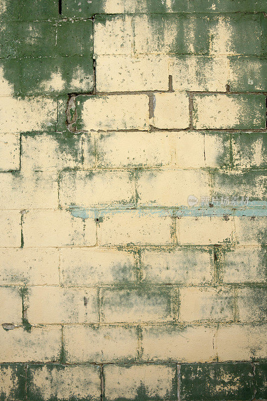 米色和绿色的煤渣砖墙