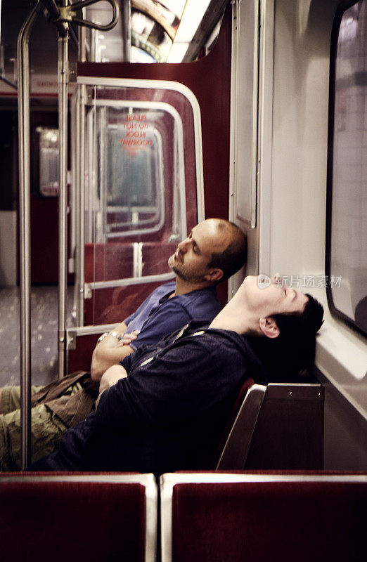 两个人睡在地铁里