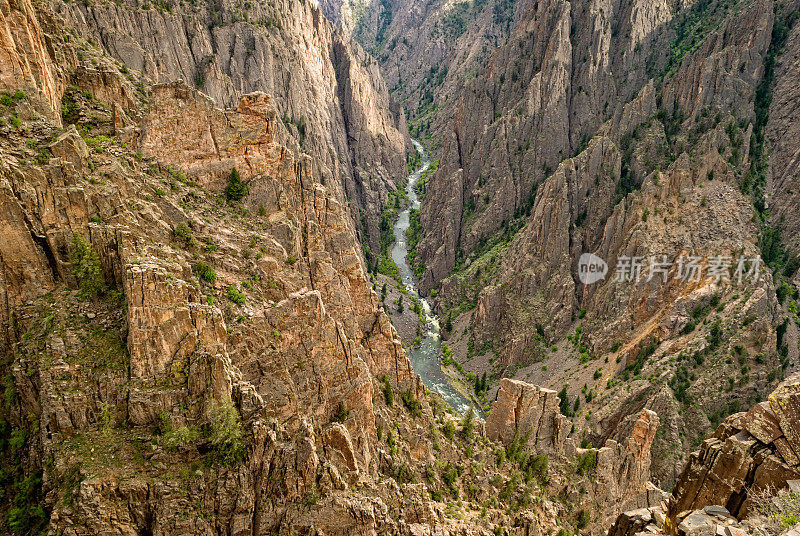 科罗拉多甘尼森的黑峡谷，崎岖的悬崖和河流