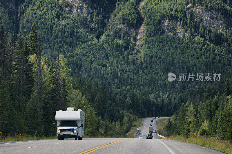 加拿大不列颠哥伦比亚省高速公路上的房车