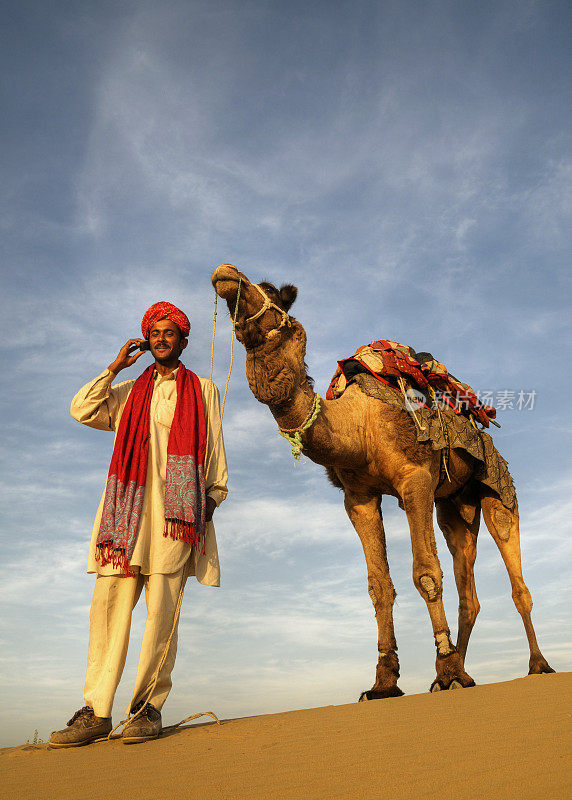 沙漠中的向导和骆驼