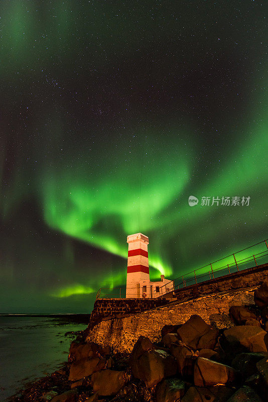 冰岛灯塔上方的北极光