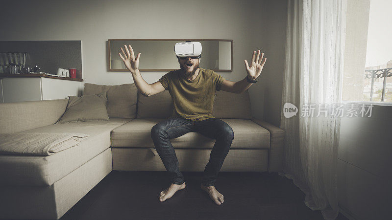 男人戴着VR虚拟现实独自在家