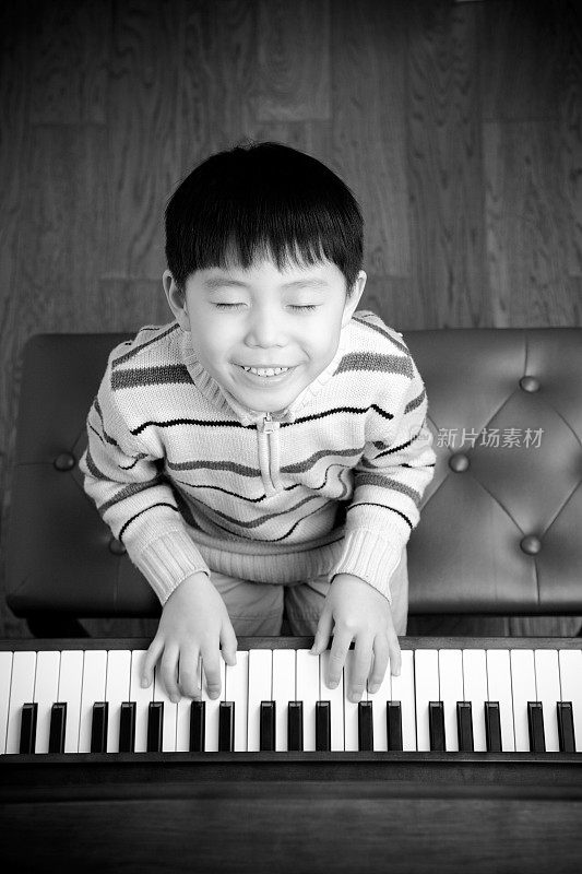 小男孩在弹钢琴