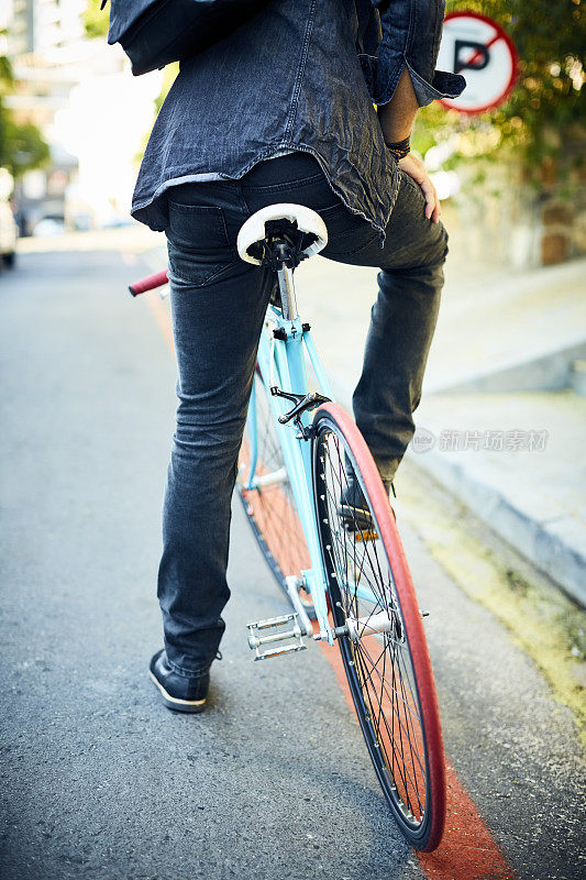 街道上骑自行车的人的低段