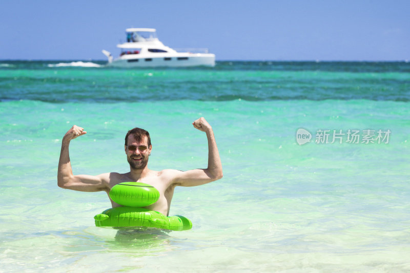 在巴哈马群岛海滩度假的男人