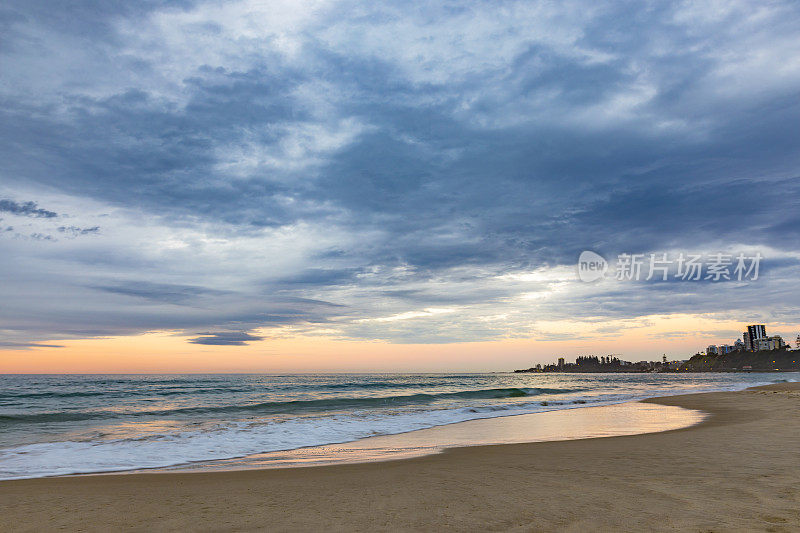 澳大利亚昆士兰海滩和黄金海岸日落时的风暴云