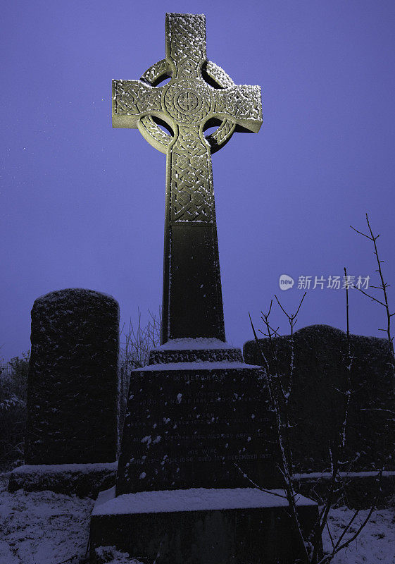城市墓地中的凯尔特十字架