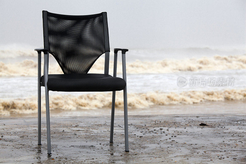海边的空椅子