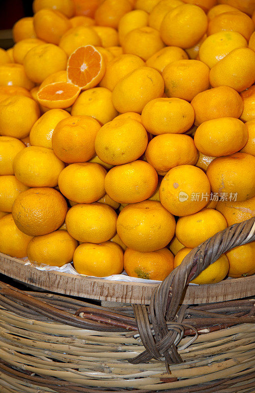 新鲜多汁的橘子市场