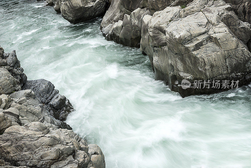 河流的激流和水流的运动使岩石间模糊不清