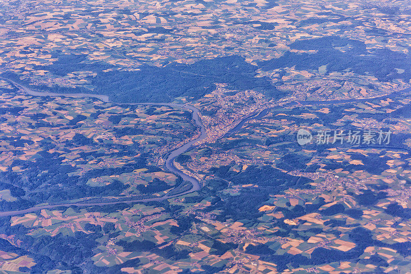 从飞机上看德国欧洲的河流三角洲
