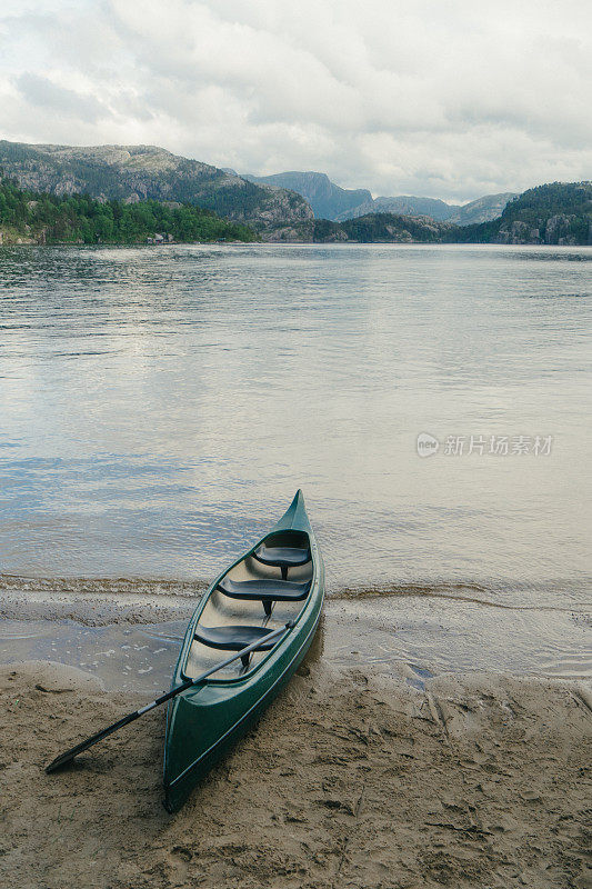 挪威湖边的独木舟