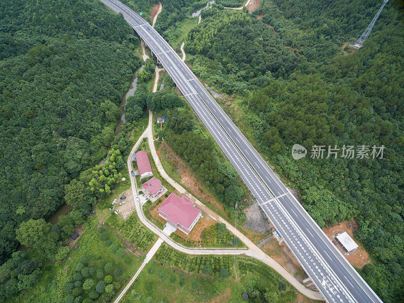 高速公路的鸟瞰图穿过山脉