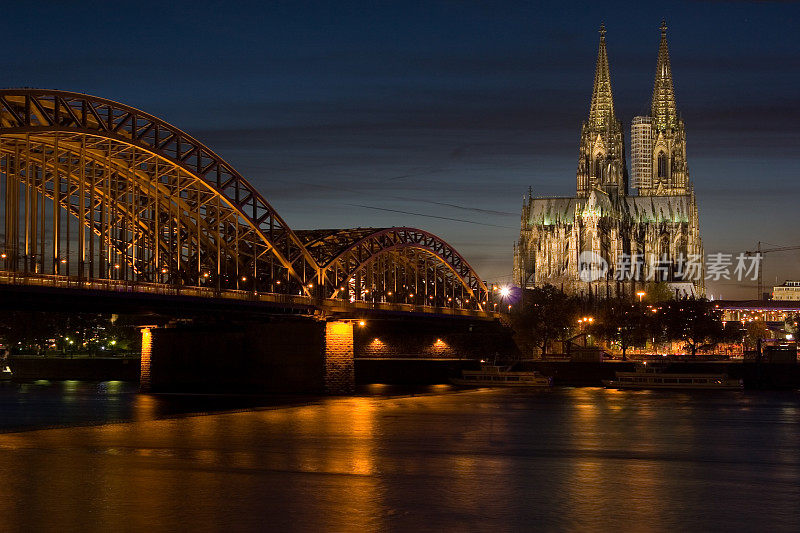 黎明时分的霍亨索伦大桥和科隆大教堂