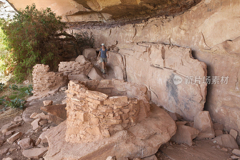 徒步旅行者探索峡谷地普韦布洛谷物废墟犹他州