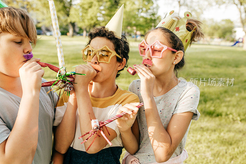 孩子们在生日派对上玩得很开心