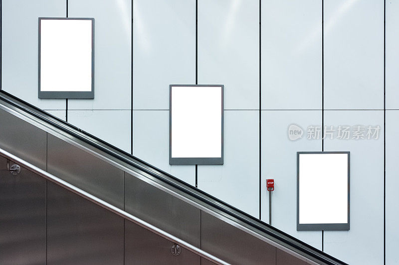 空白自动扶梯地铁广告三Copyspace白色孤立的室内城市