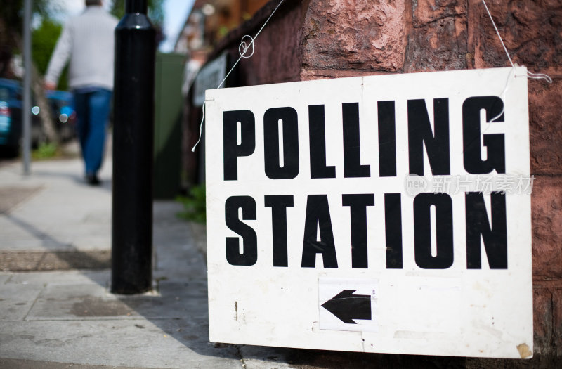 英国投票站的标志挂在街上的墙上