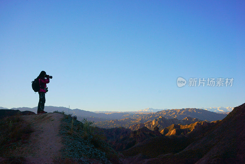 大自然摄影师背包在山上