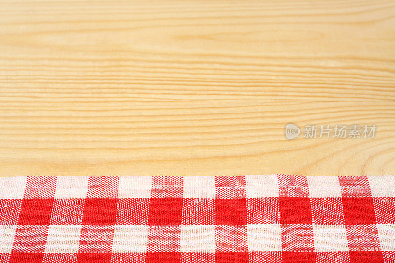 红白相间的台布铺在木桌上。