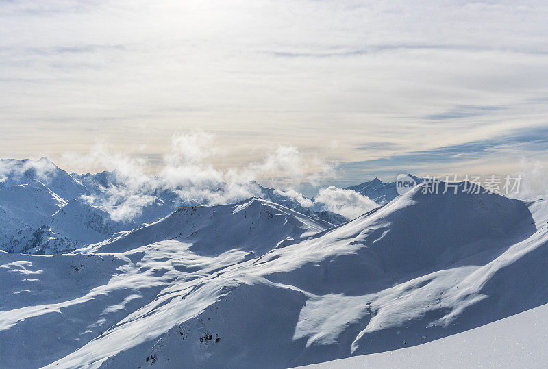 在奥地利的蒂洛尔阿尔卑斯，俯瞰冰雪覆盖的冬季山脉。