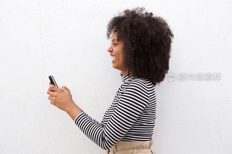 快乐的非洲裔美国女人拿着智能手机的一面