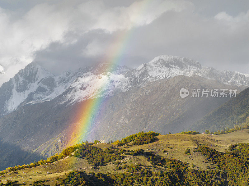美丽的山虹与雪山背景，四川，中国。