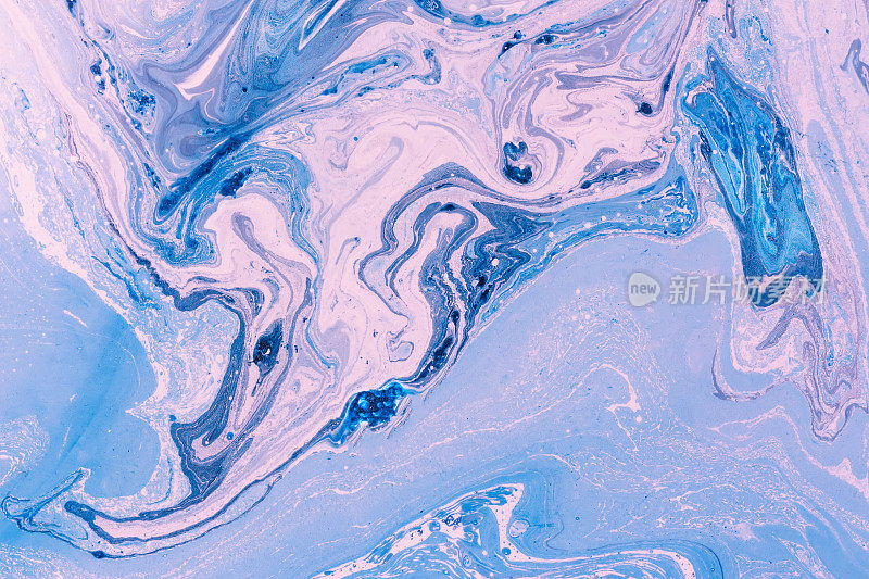 蓝紫色大理石纹理。创意背景与抽象油画波，手工表面。液体涂料。