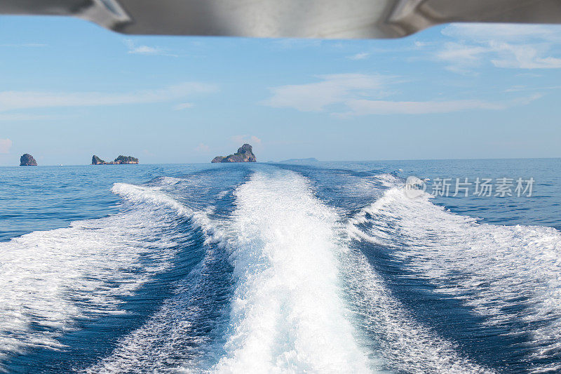 海浪从一个高速船和岛屿的背景。