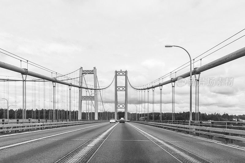 美国华盛顿州塔科马市狭窄钢桥上的场景。