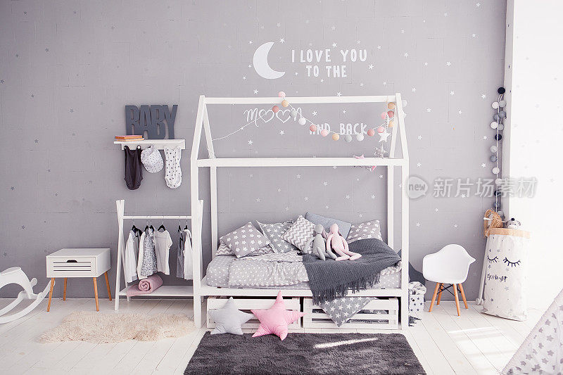 舒适的儿童卧室在斯堪的纳维亚风格与diy配件