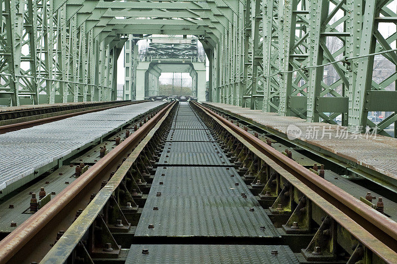 用铁轨作为汇聚线的铁路桥