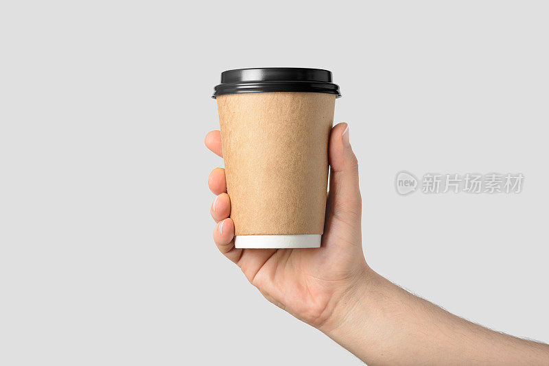 模型的男性手拿着一个咖啡纸杯孤立在浅灰色的背景。