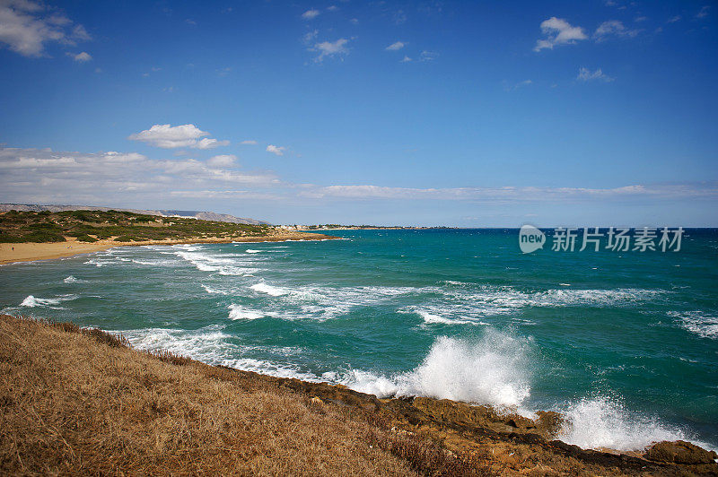 意大利西西里岛陡峭的海岸遭遇暴风雨天气