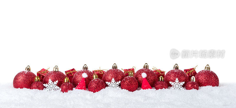 圣诞背景装饰和圣诞球上的雪孤立在白色的背景