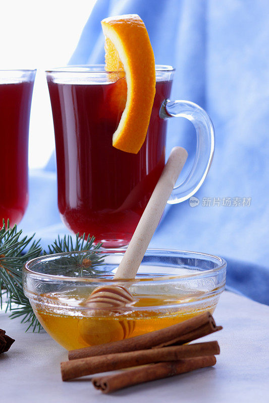 圣诞香橙热红酒，肉桂热红酒，茴香热红酒，蜂蜜热红酒，淡蓝色和白色背景