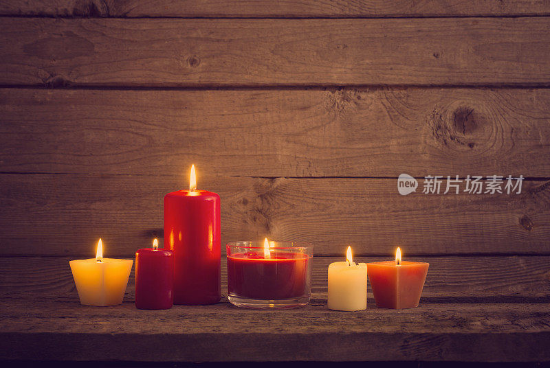 红色和白色的蜡烛在深色的木制背景上