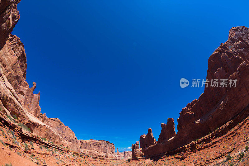 炙热的阳光照在砂岩山和沙漠景观上