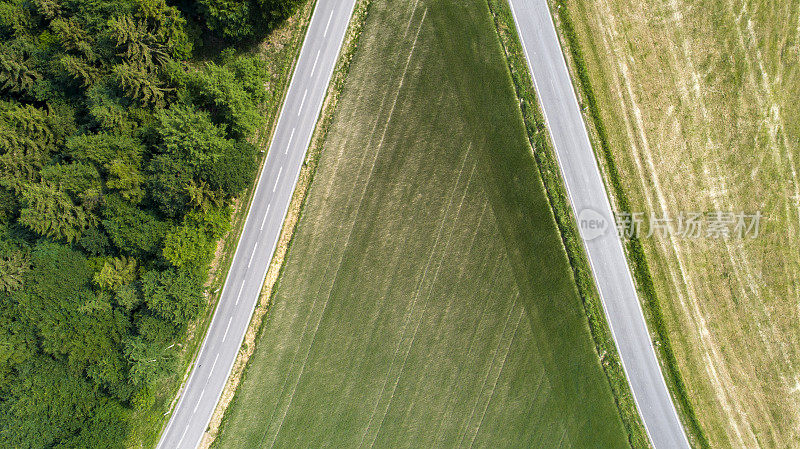 穿过乡村的道路