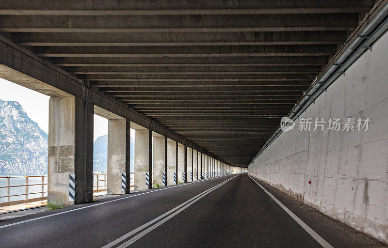 意大利加尔达湖周围的混凝土公路隧道