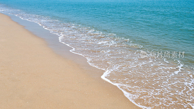 柔软的海滩和蓝色的海洋