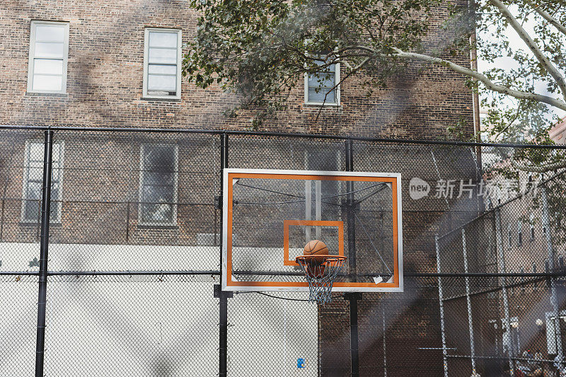 篮球篮筐在城市里