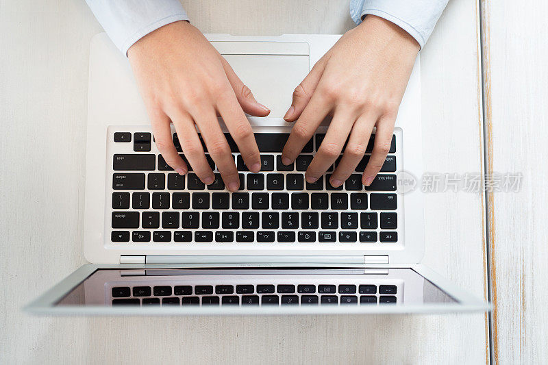 女人在笔记本电脑上打字特写