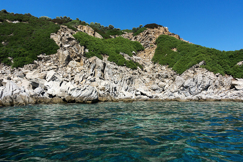希腊乌拉努波利斯Ammouliani岛的岩石海边