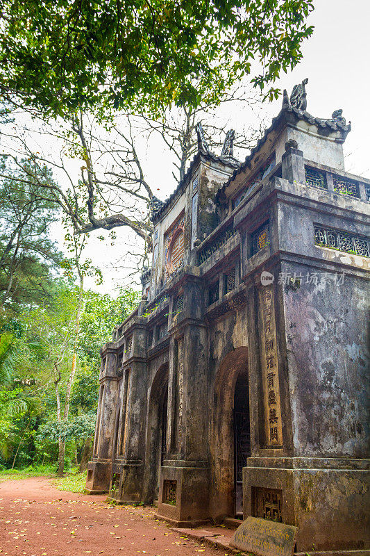 越南顺化的废墟宝塔门。你大坝宝塔