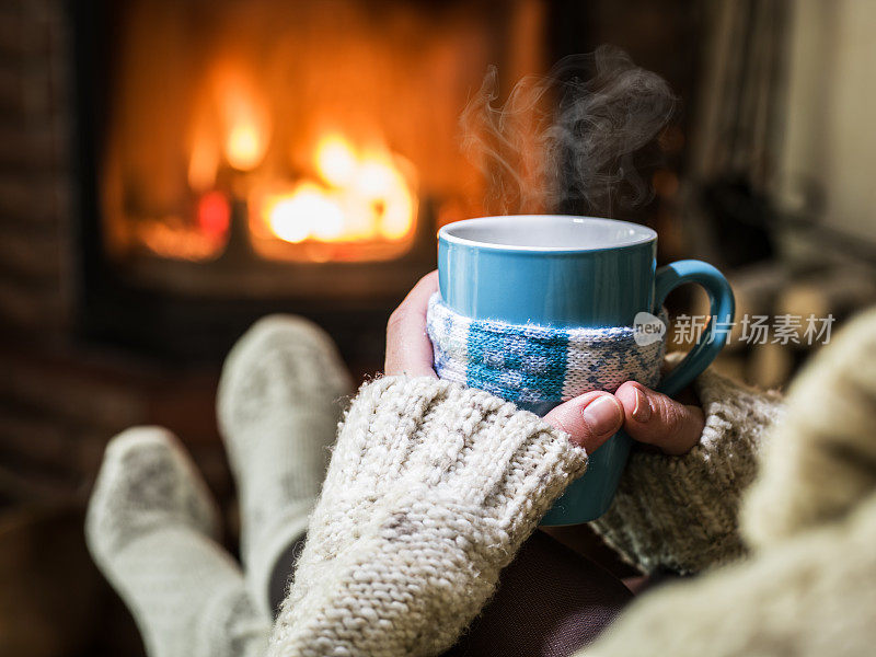 在壁炉边，喝一杯热饮，温暖和放松。