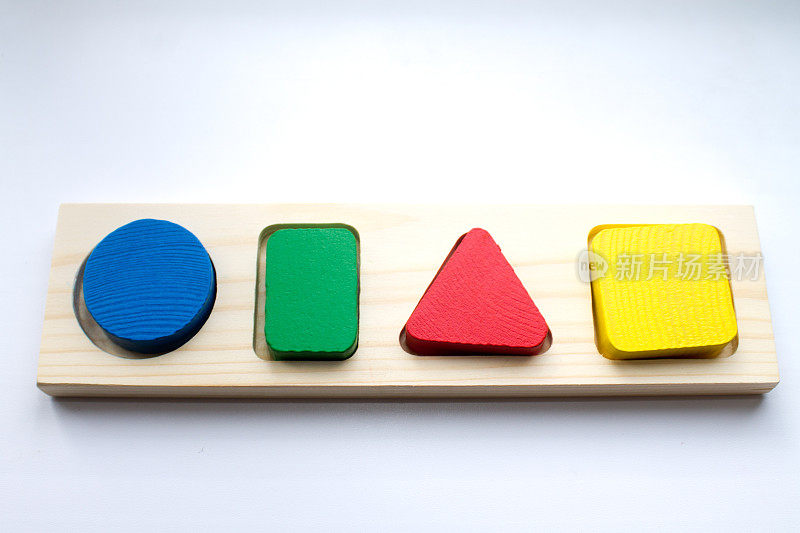 玩具分类器。一种促进儿童思维发展的玩具。几何图形学对几何形状的研究